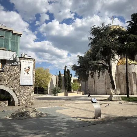 Square View On Macedonia St Апартаменты